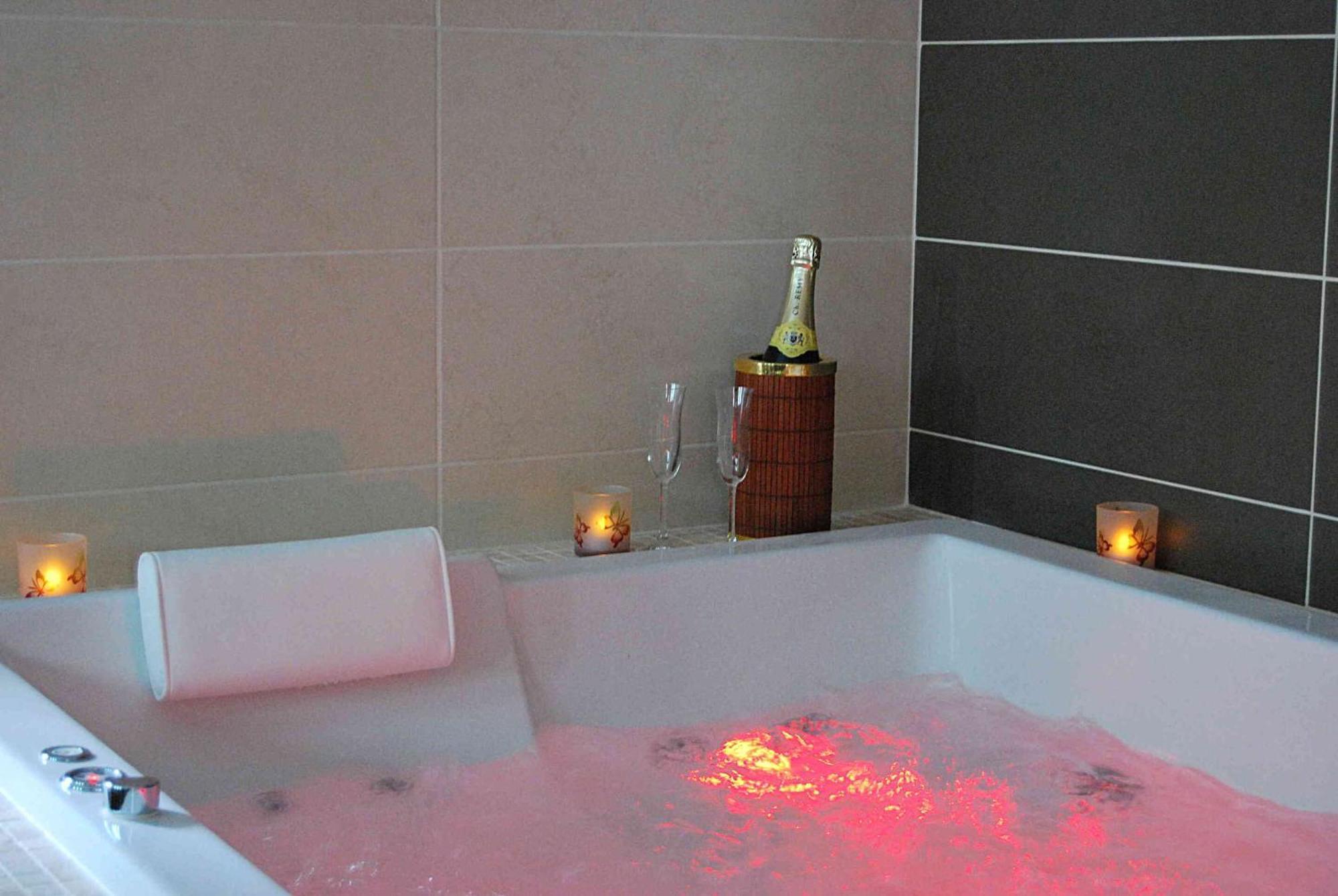 Le Clos Des Tilleuls D Day Home, Chambres D'Hotes, Suite Avec Sauna Privatif, Suite Avec Balneotherapie Privative, En Supplement Option Spa Bain A Remous La Vendelée Dış mekan fotoğraf